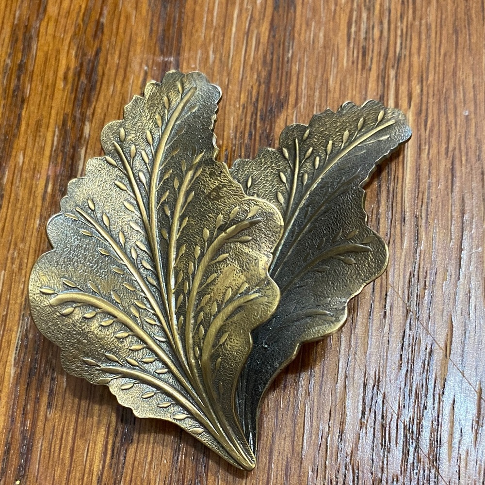 Jeri-Lou Gold Leaf Scarf Clip